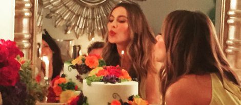 Sofía Vergara soplando la vela de su tarta de cumpleaños por sus 43 años