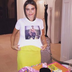 Sofía Vergara con uno de los regalos de su 43 cumpleaños