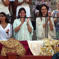 Cayetana Rivera, Lourdes Montes y Eva González en una corrida de toros con Fran y Cayetano Rivera