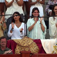 Cayetana Rivera, Lourdes Montes y Eva González en una corrida de toros con Fran y Cayetano Rivera