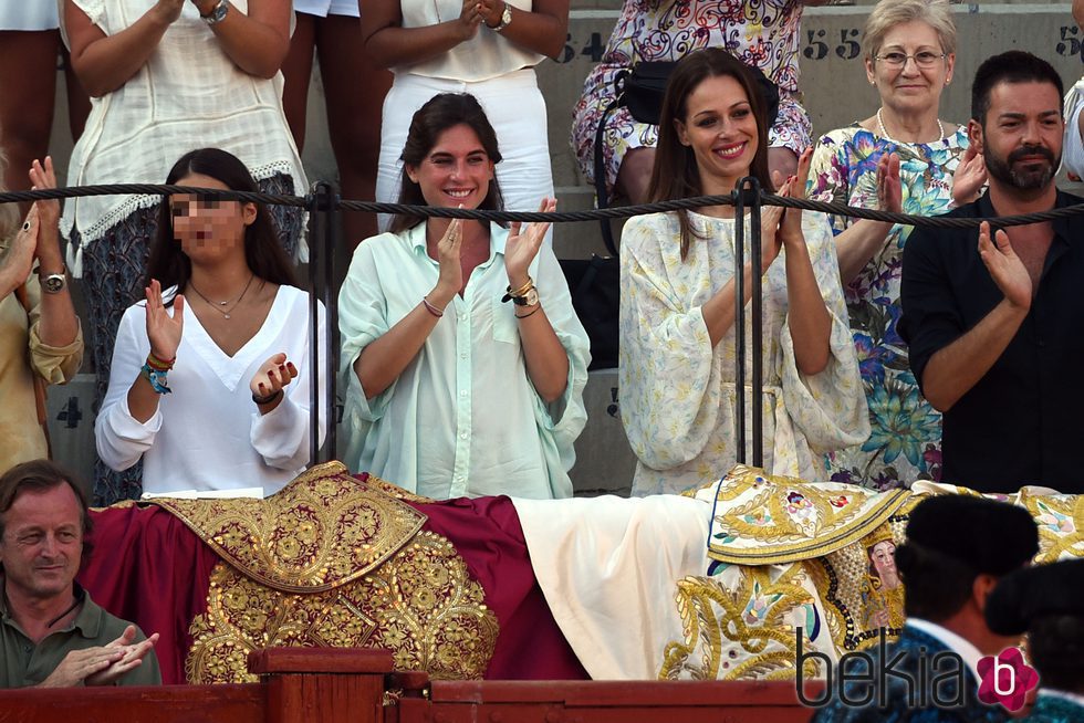 Cayetana Rivera, Lourdes Montes y Eva González en una corrida de toros con Fran y Cayetano Rivera