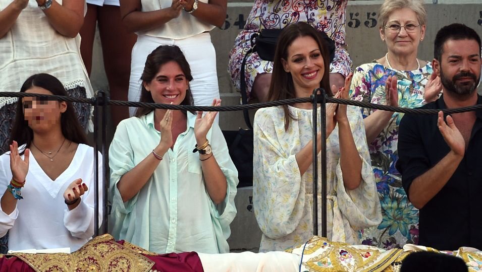 Cayetana Rivera, Lourdes Montes y Eva González en una corrida de toros con Fran y Cayetano Rivera