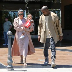 La familia West Kardashian, juntos yendo al cine