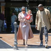 La familia West Kardashian, juntos yendo al cine