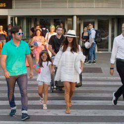 Paula Echevarría y David Bustamante a su llegada a Ibiza con su hija Daniella