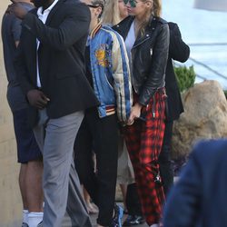 Miley Cyrus y Stella Maxwell paseando por las calles de Malibú