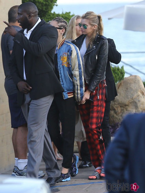 Miley Cyrus y Stella Maxwell paseando por las calles de Malibú