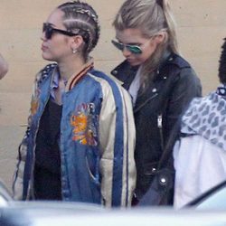 Miley Cyrus y Stella Maxwell a la entrada del restaurante en el que fueron a comer