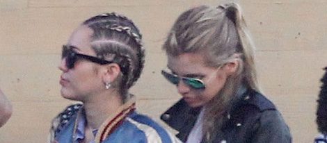 Miley Cyrus y Stella Maxwell a la entrada del restaurante en el que fueron a comer