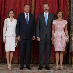 Los Reyes Felipe y Letizia con el presidente de Rumanía y su esposa en un almuerzo en el Palacio Real