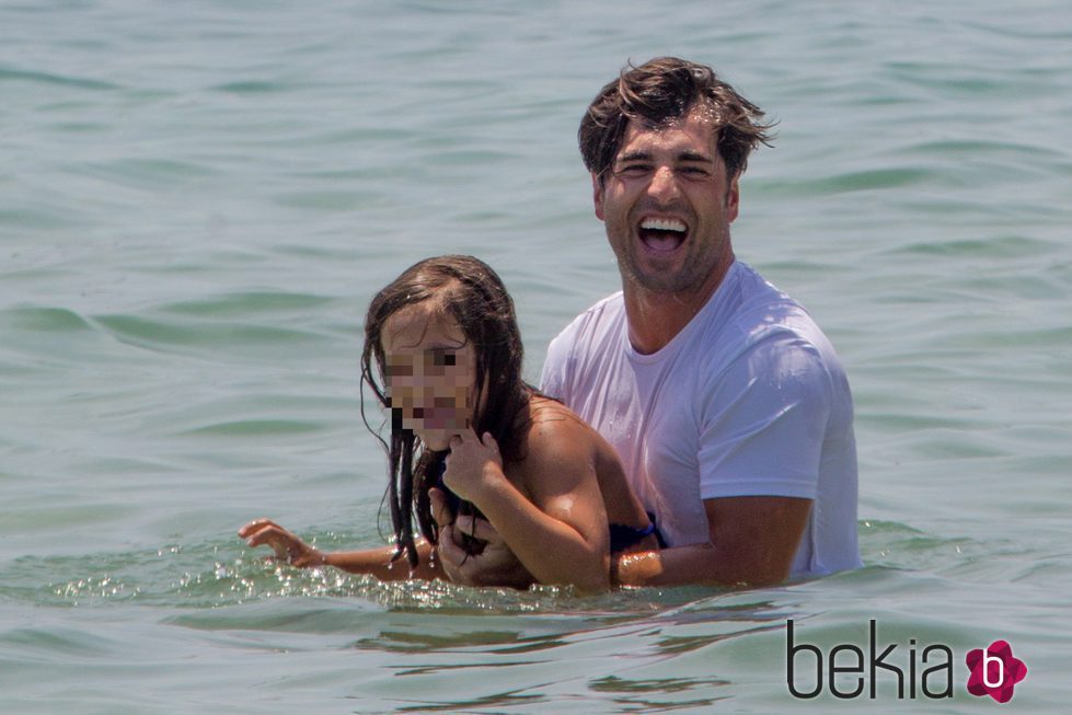 David Bustamante juega con su hija Daniella en el mar en Ibiza