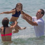 Paula Echevarría y David Bustamante lanzan al aire en el mar a su hija Daniella en Ibiza