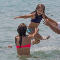 Paula Echevarría y David Bustamante lanzan al aire en el mar a su hija Daniella en Ibiza