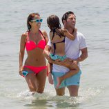 Paula Echevarría y David Bustamante salen del mar con su hija Daniella en Ibiza