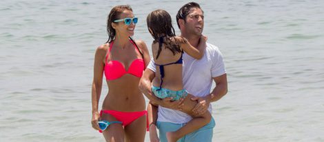 Paula Echevarría y David Bustamante salen del mar con su hija Daniella en Ibiza