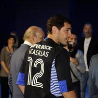 Iker Casillas luciendo la camiseta del Oporto con el número 12