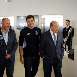 Iker Casillas paseando por el Estadio Dragão de Oporto