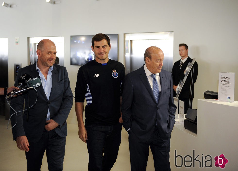 Iker Casillas paseando por el Estadio Dragão de Oporto