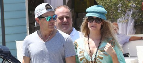 Antonio Banderas y Nicole Kimpel en el puerto de Ischia antes de un viaje en yate