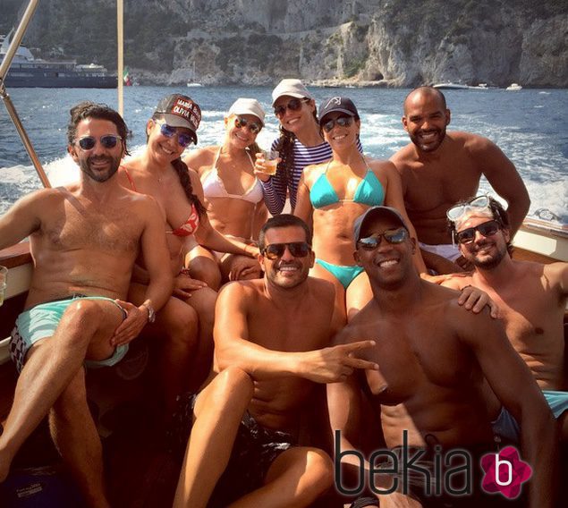 Eva Longoria en barco con sus amigos