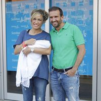 Luján Argüelles y Carlos Sánchez Arenas presentan a su hija Miranda