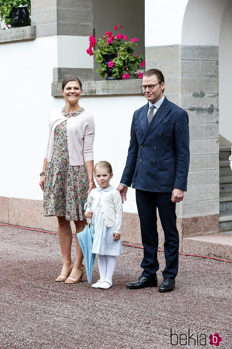 Victoria de Suecia con los Príncipes Daniel y Estela en su 38 cumpleaños