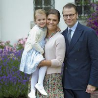 Victoria y Daniel de Suecia con su hija Estela en el 38 cumpleaños de Victoria de Suecia