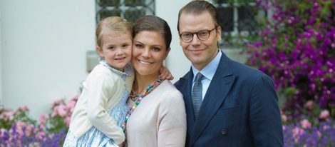 Victoria y Daniel de Suecia con su hija Estela en el 38 cumpleaños de Victoria de Suecia