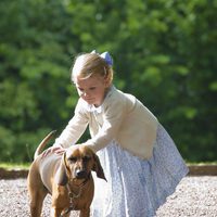 Estela de Suecia jugando con un perro en el 38 cumpleaños de Victoria de Suecia