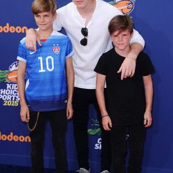 Brooklyn, Romeo y Cruz Beckham en la entrega de los Kids Choice Sports Awards 2015