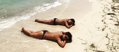 Ana Caldás e Hiba Abouk tomando el sol en topless en Cuba