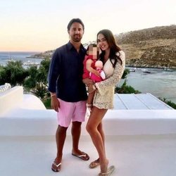 Tamara Ecclestone, su marido Jay Rutland y su hija Sophie en Mykonos