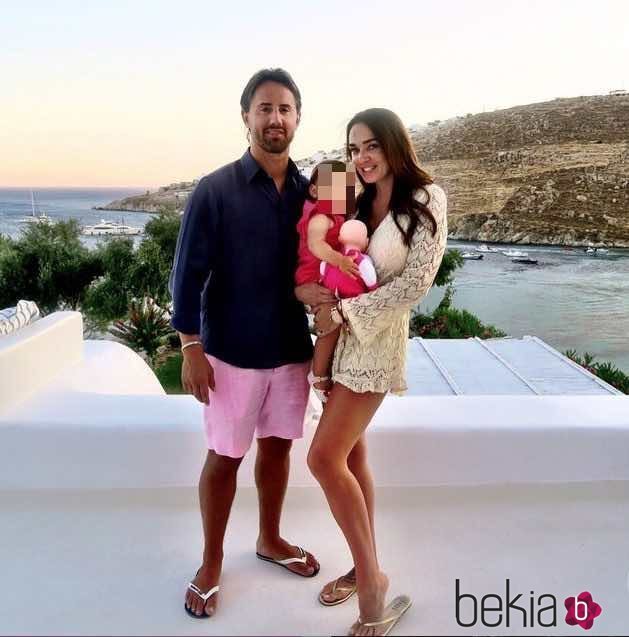 Tamara Ecclestone, su marido Jay Rutland y su hija Sophie en Mykonos