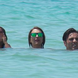 Paula Echevarría, David Bustamante y Daniella dándose un baño en Ibiza