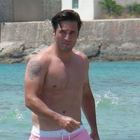 David Bustamante luce torso desnudo en el mar en Ibiza