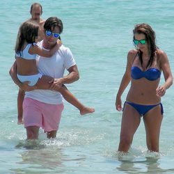 David Bustamante y Paula Echevarría salen de darse un baño en el mar con su hija Daniella en Ibiza