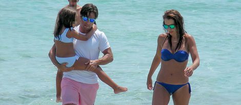 David Bustamante y Paula Echevarría salen de darse un baño en el mar con su hija Daniella en Ibiza