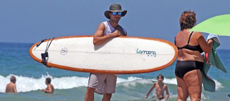 Hugo Silva con una tabla de surf en Cádiz