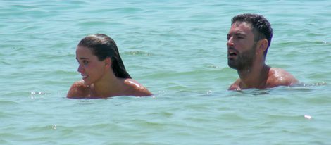 Alejandra González, de 'GH15',  y su novio el DJ Alex Guerrero en aguas ibicencas