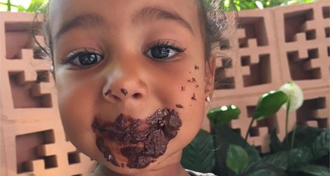 North West después de haberse comido una tortita de chocolate