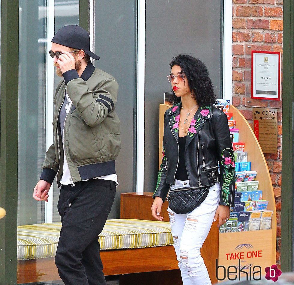 Robert Pattinson y su novia FKA twigs en Manchester