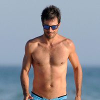 Hugo Silva con el torso desnudo en una playa de Cádiz