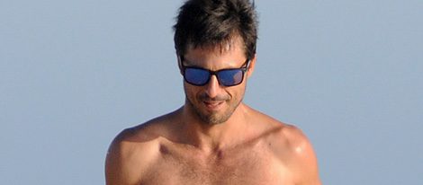 Hugo Silva con el torso desnudo en una playa de Cádiz