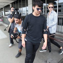 Gigi Hadid y Joe Jonas viajan juntos en avión tras un concierto