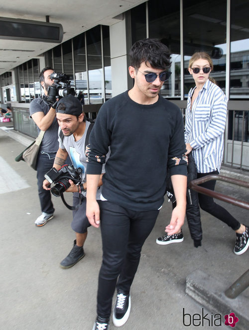 Gigi Hadid y Joe Jonas viajan juntos en avión tras un concierto