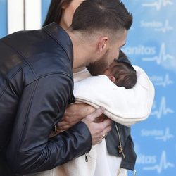 Sergio Ramos besando a su hijo Marco en su presentación oficial