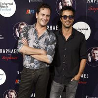 Asier Etxeandía y Hugo Silva en el concierto de Raphael en Madrid