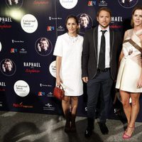 Alejandra Martos con Manuel Martos y Amelia Bono en el concierto de Raphael en Madrid