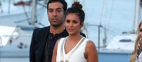 Nina Dobrev en el puerto de Saint-Tropez antes de la fiesta benéfica de Leonardo DiCaprio