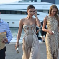 Irina Shayk en el puerto de Saint-Tropez antes de la fiesta benéfica de Leonardo DiCaprio